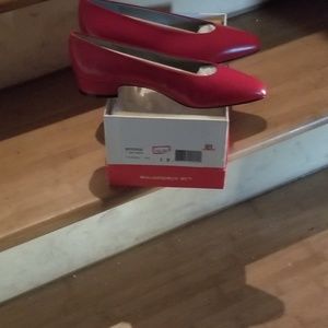 Low heel dress shoes